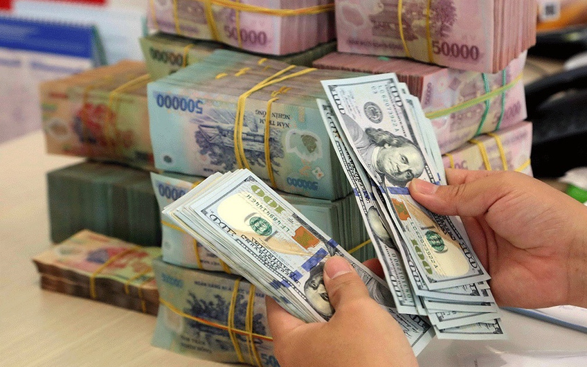 Giá USD “chợ đen” tăng mạnh lên gần 24.000 đồng